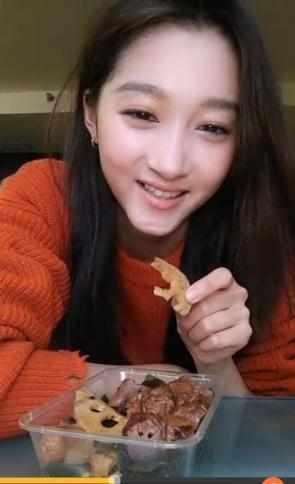 爱吃鸭脖的四位女明星,只有她是真爱吃,其她人