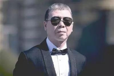 年轻女演员在京圈大佬前起舞,陈道明的反应亮