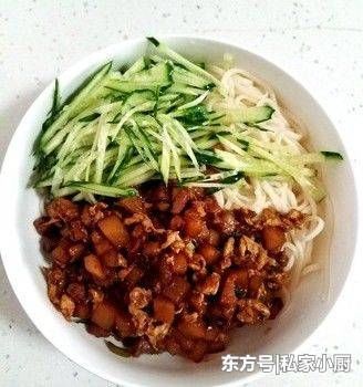 炸醬麵這樣做,勁道的手工面配上吸足醬汁的肉醬,好吃美味