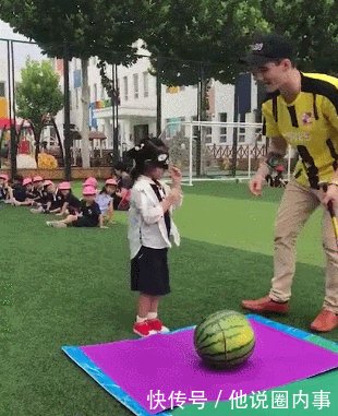 李小璐哥哥晒甜馨视频,蒙眼敲西瓜超可爱,完全