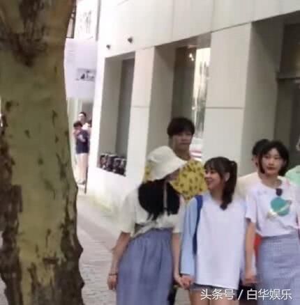 网友上海偶遇高秋梓拍综艺,身边还有陈立农作