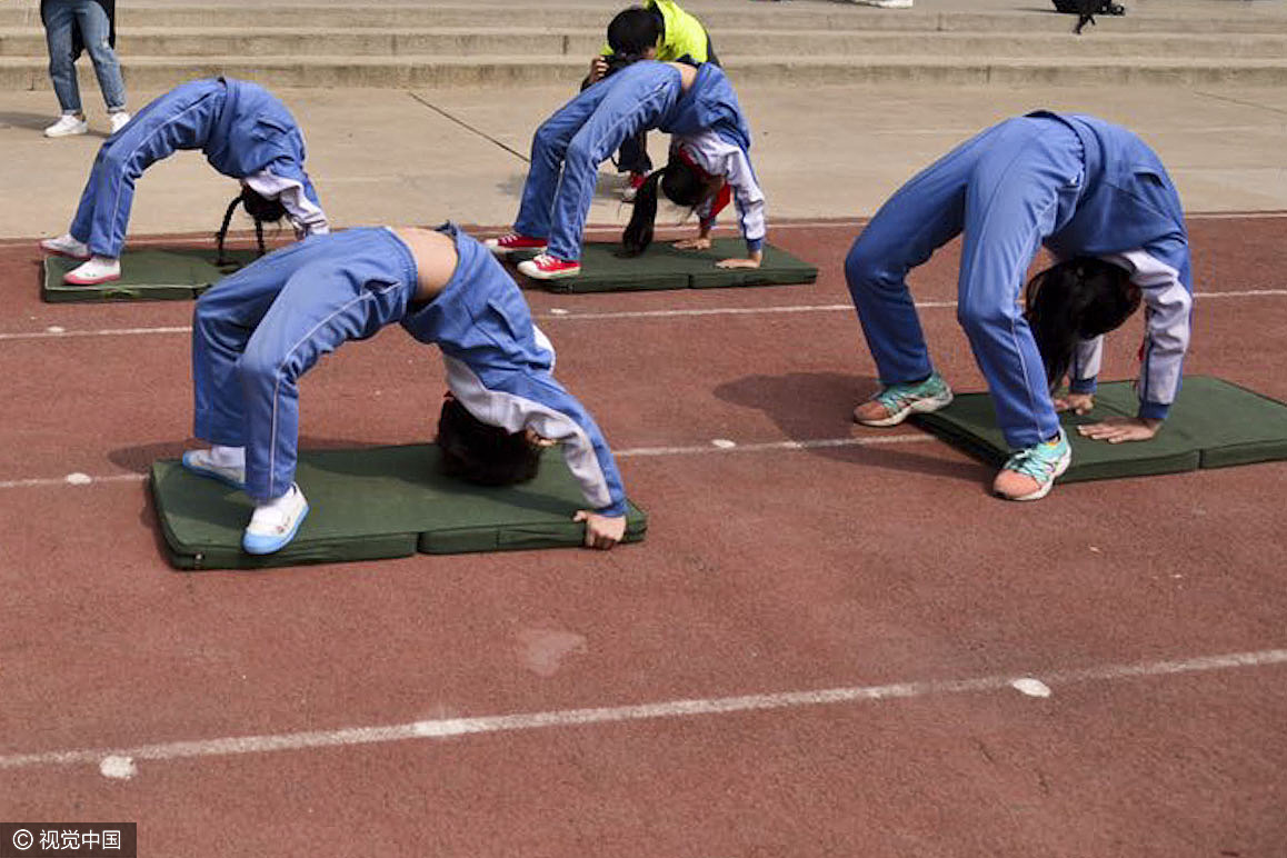 据悉,学校教研组经过教学实践多次研究,将体操,课间操,瑜伽等多种运动