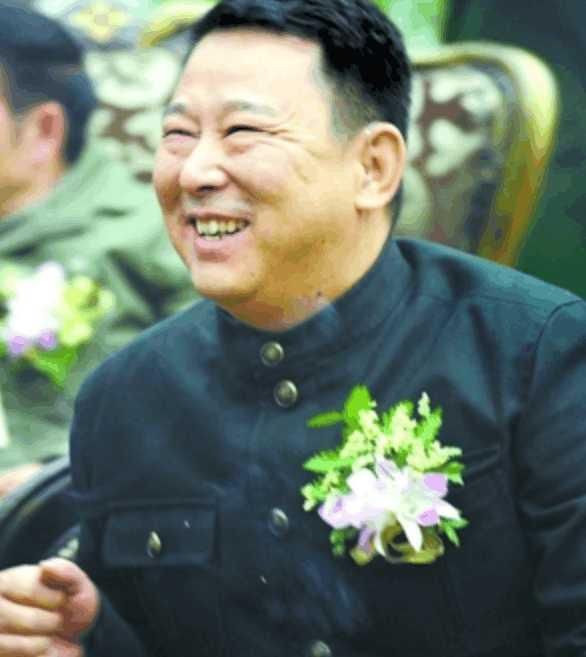 富可敌国的黑老大,黑白通吃称霸20年敛400亿,庭上却哭的像孩子