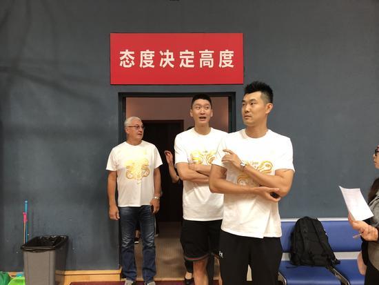 尴尬!中国男篮08一代聚首 无球可打的孙悦被领