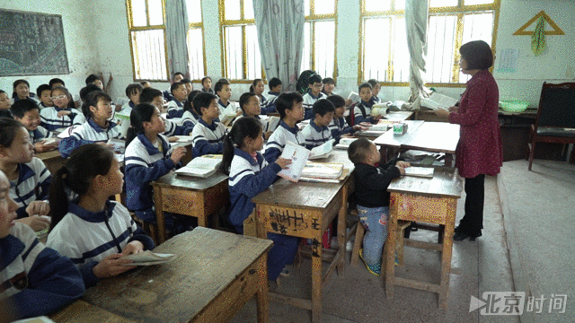 负重行走一亿步 两个侏儒儿子在她背上长大 负重行走一亿步 两个侏儒儿子在她背上长大