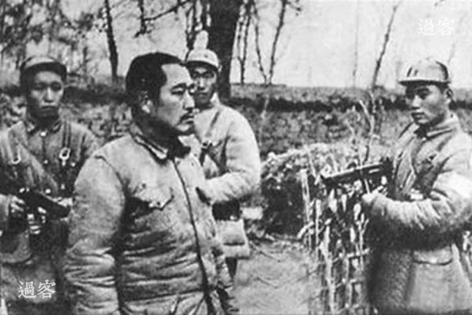 蒋介石对杜聿明有多狠?最后时刻向杜空投烈士手册和战犯名单