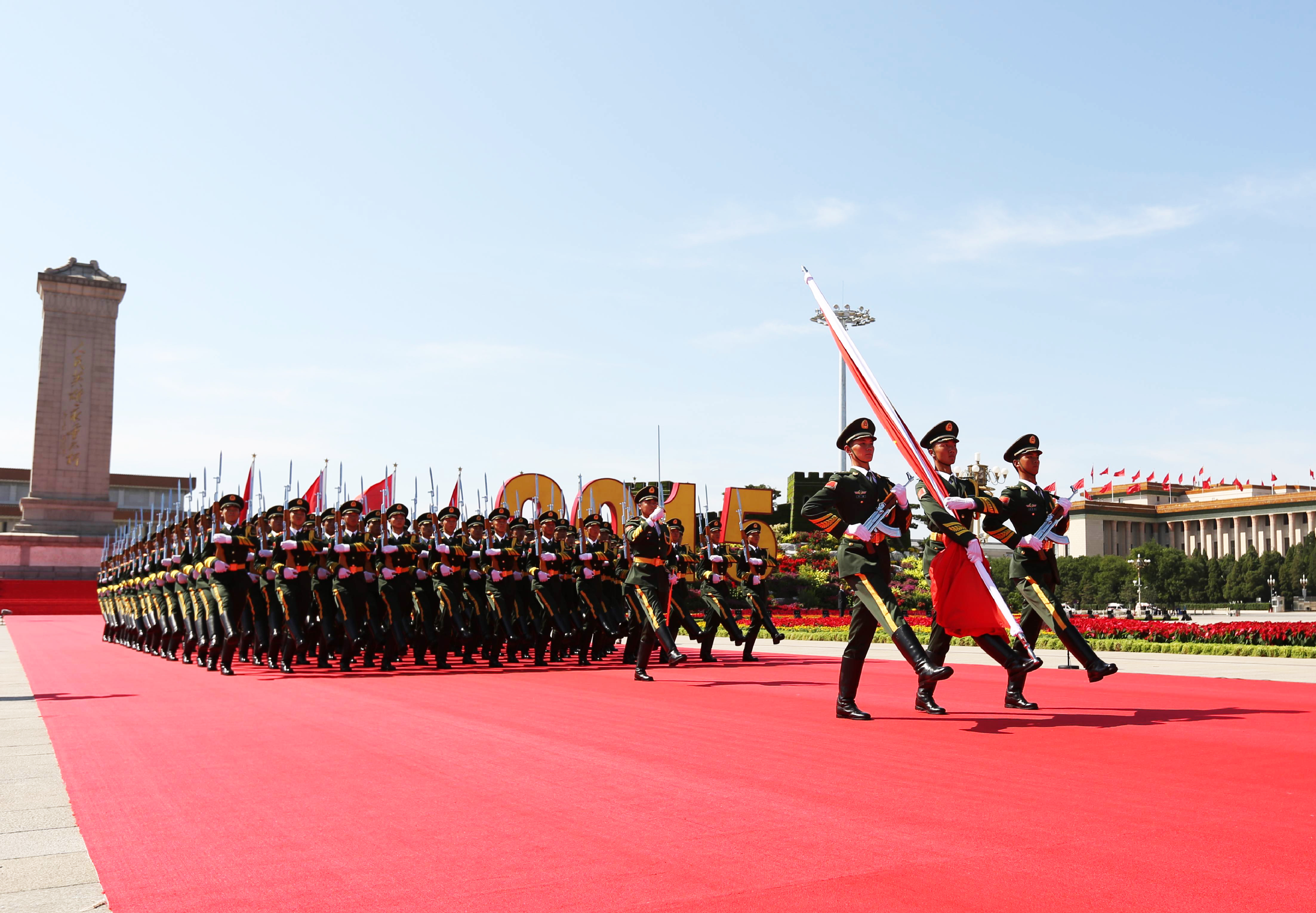 这是阅兵仪式中,武警升国旗仪式方队护卫着国旗向国旗基座前进