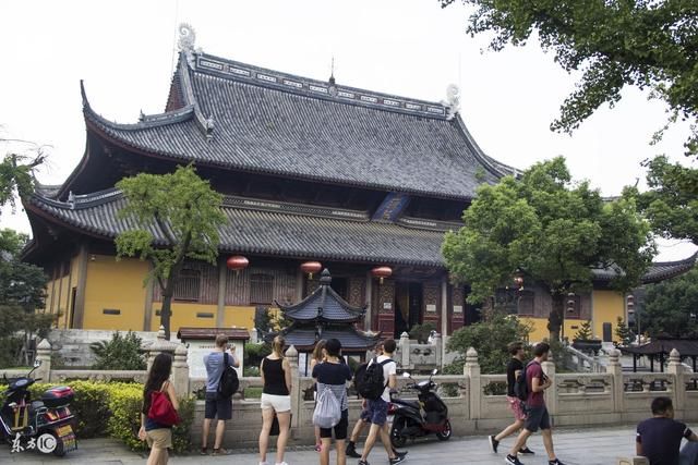 丈夫早年去世,女子孤苦一个人带孩子,算命先生