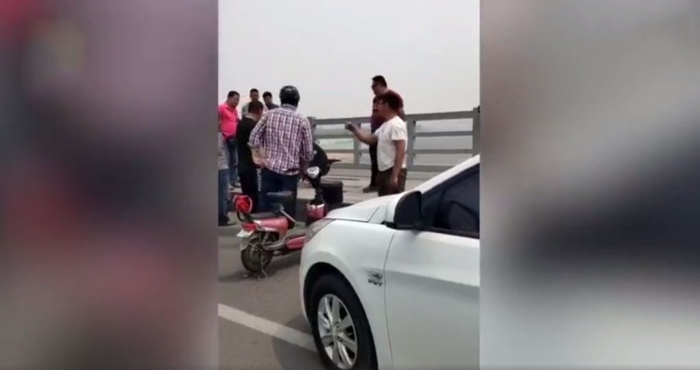 5元车费扔下70元 的哥生死瞬间挽救女孩!