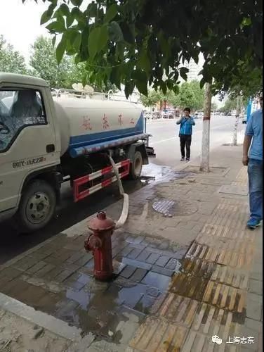 郑州洒水车在消防栓上私自取水 司机被行政拘