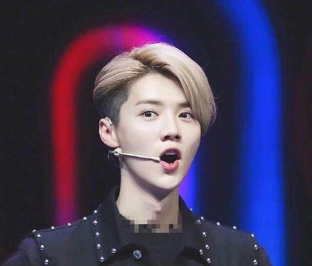 黄子韬和鹿晗, 同样是黄颜色的发型,都很帅气!