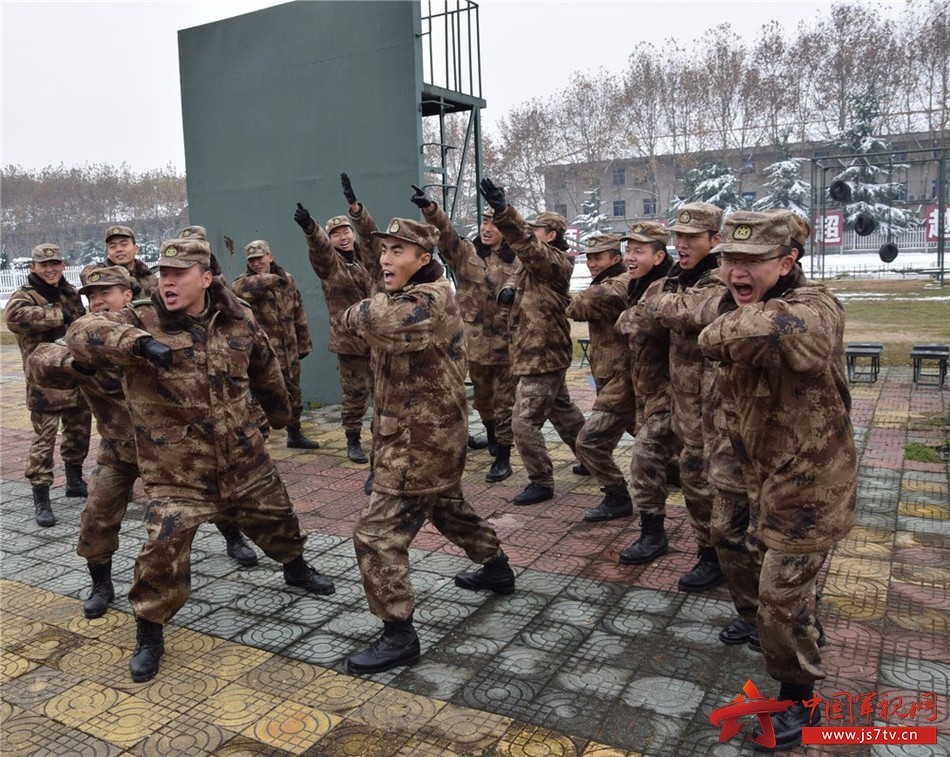 看部队集体训练的"1 1>2"