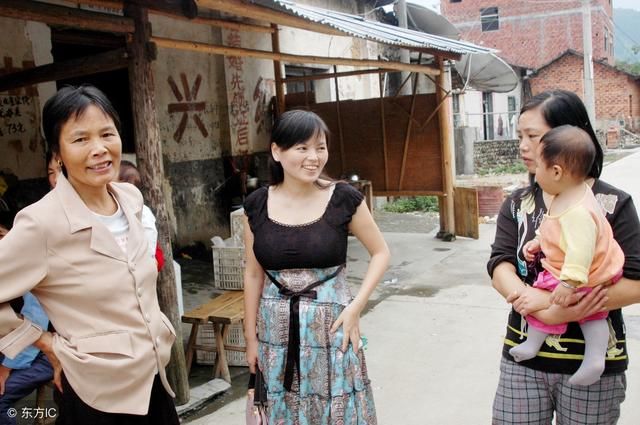 父母车祸双亡,姐弟俩被乡亲抚养长大,后来全村