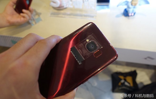 三星S8轻奢版真机,外观除了心率传感器之外和