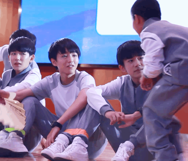 [tfboys][分享]170818 和小朋友互动的小凯温柔亲切 讨小孩子喜欢的大