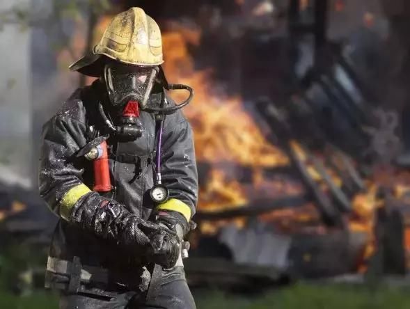 消防兵集体脱军装!今后还会有逆火而行的英雄