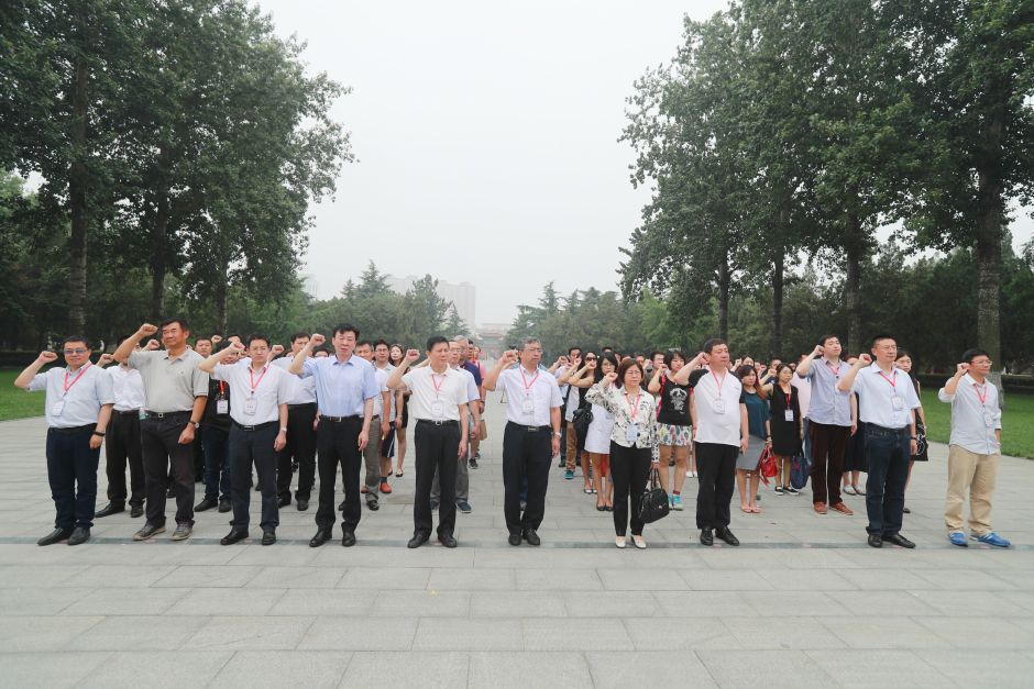 6月23日上午,在华东革命烈士陵园,由首都互联网协会党委副书记、副会长兼秘书长魏莞领誓,代表团面对鲜红的中国共产党党旗,庄严举起右拳,重温入党誓词。记者 王长坤 摄