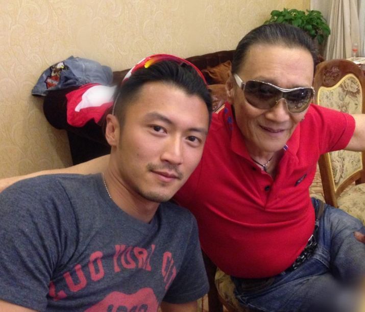 谢贤曾疯狂追求她,李连杰也敬畏她,71岁满头白发却像20多岁