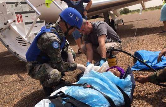 漫展coser穿维和部队军装下跪 军媒:涉嫌违法