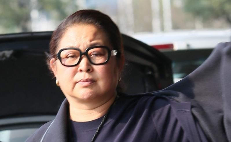 59岁倪萍素颜显发福 街边小贩看到之后哭了