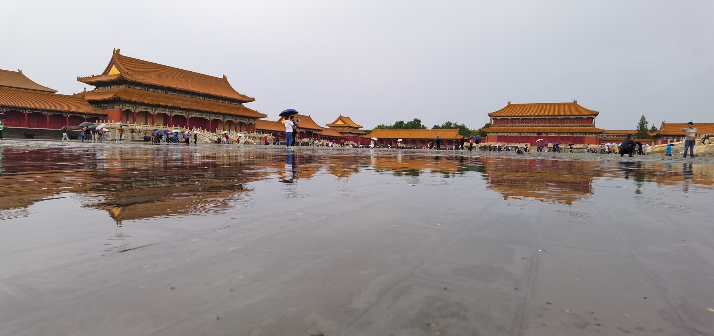 北京:雨中故宫呈现别样美景