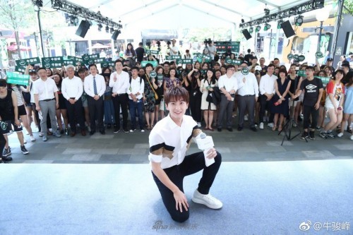 组图:牛骏峰微博晒新照 衬衫配黑裤帅气迷人