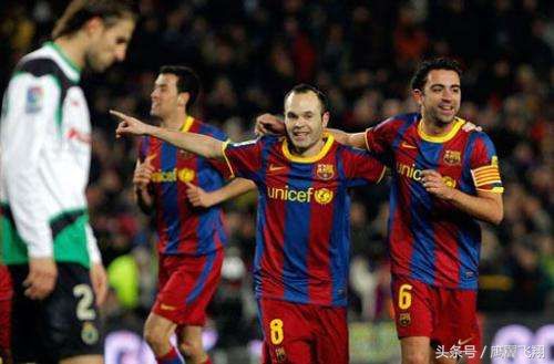 伊涅斯塔巴萨告别仪式哈维泪洒当场 巴萨双核