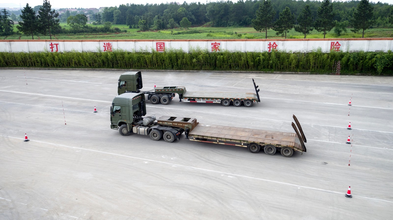 武警水电部队举行拖车驾驶员集训