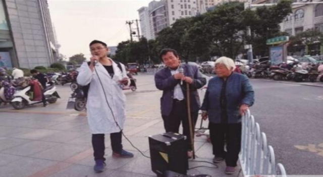 盲人街头卖唱 暖男医学生热心助唱