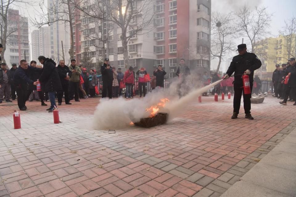 云南路派出所组织高层楼宇消防演练 模拟火场