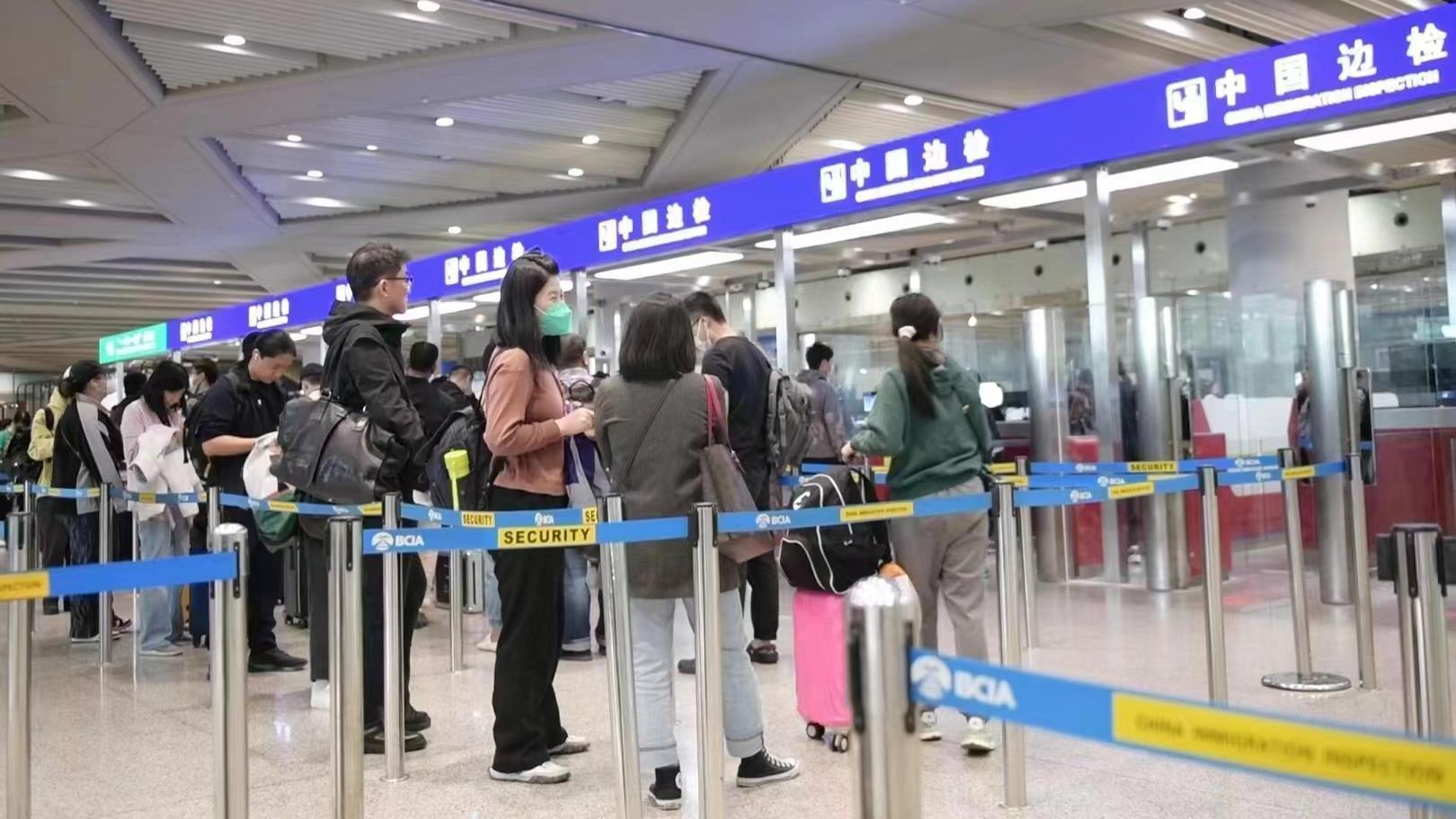 北京:五一假期预计出入境旅客超13万人次 出国旅行务必做到“四早” 北京:五一假期预计出入境旅客超13万人次 出国旅行务必做到“四早”