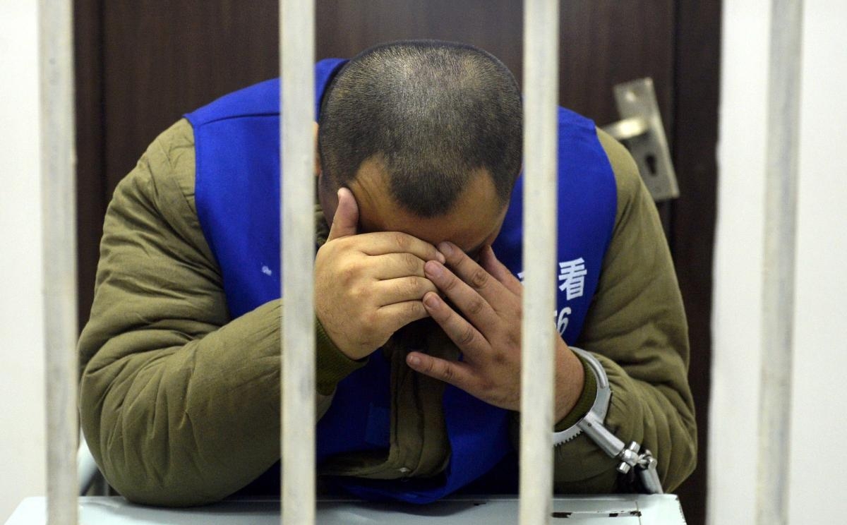 团伙假冒警察抓嫖 受害人给钱"求放过"