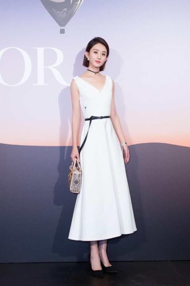 赵丽颖真低调,白裙配小白鞋就现身舞台,尽显邻家女孩模样