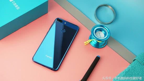 荣耀绝美手机:双面玻璃+全面屏+四摄!让OPPO