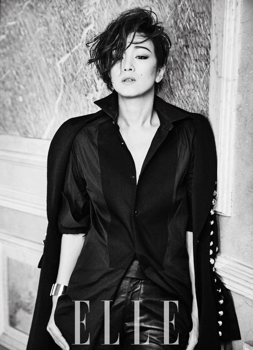 巩俐坐镇时尚杂志《elle》九月刊封面,演绎不受限的女王,霸气十足.