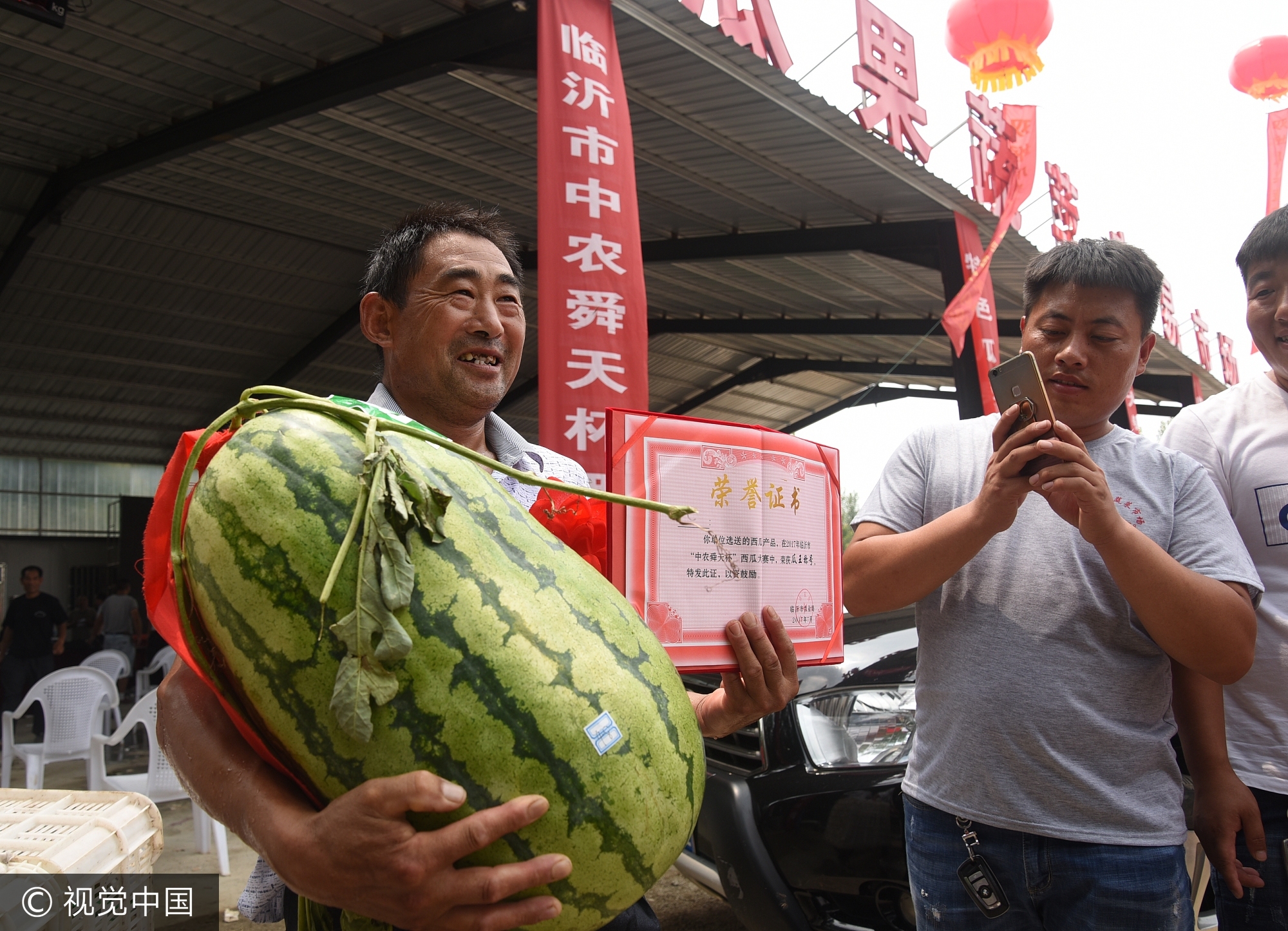 2017年7月14日,山東臨沂,沂南縣雙堠鎮張鐵峪村閆和德種的西瓜重達18.