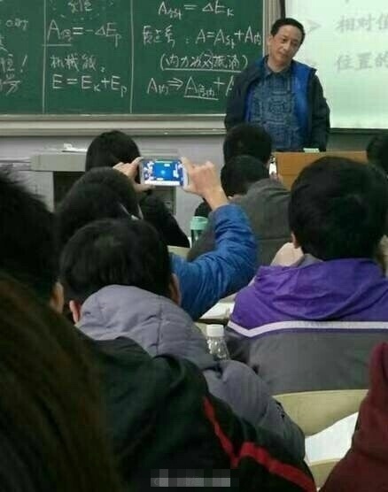最危险是最安全!学生上课打游戏假装拍老师课件
