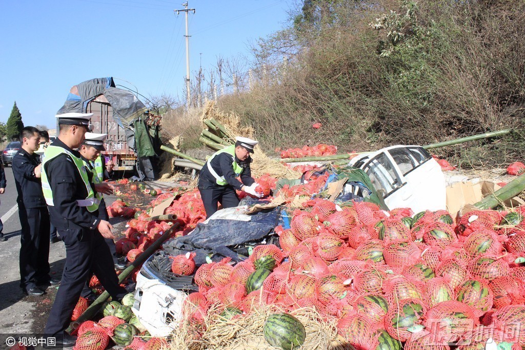 新车违规变道 遭30吨西瓜掩埋压扁 新车违规变道 遭30吨西瓜掩埋压扁