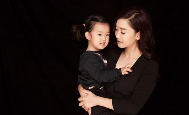 凤凰传奇38岁玲花和她的富豪老公,3岁女儿很漂亮!