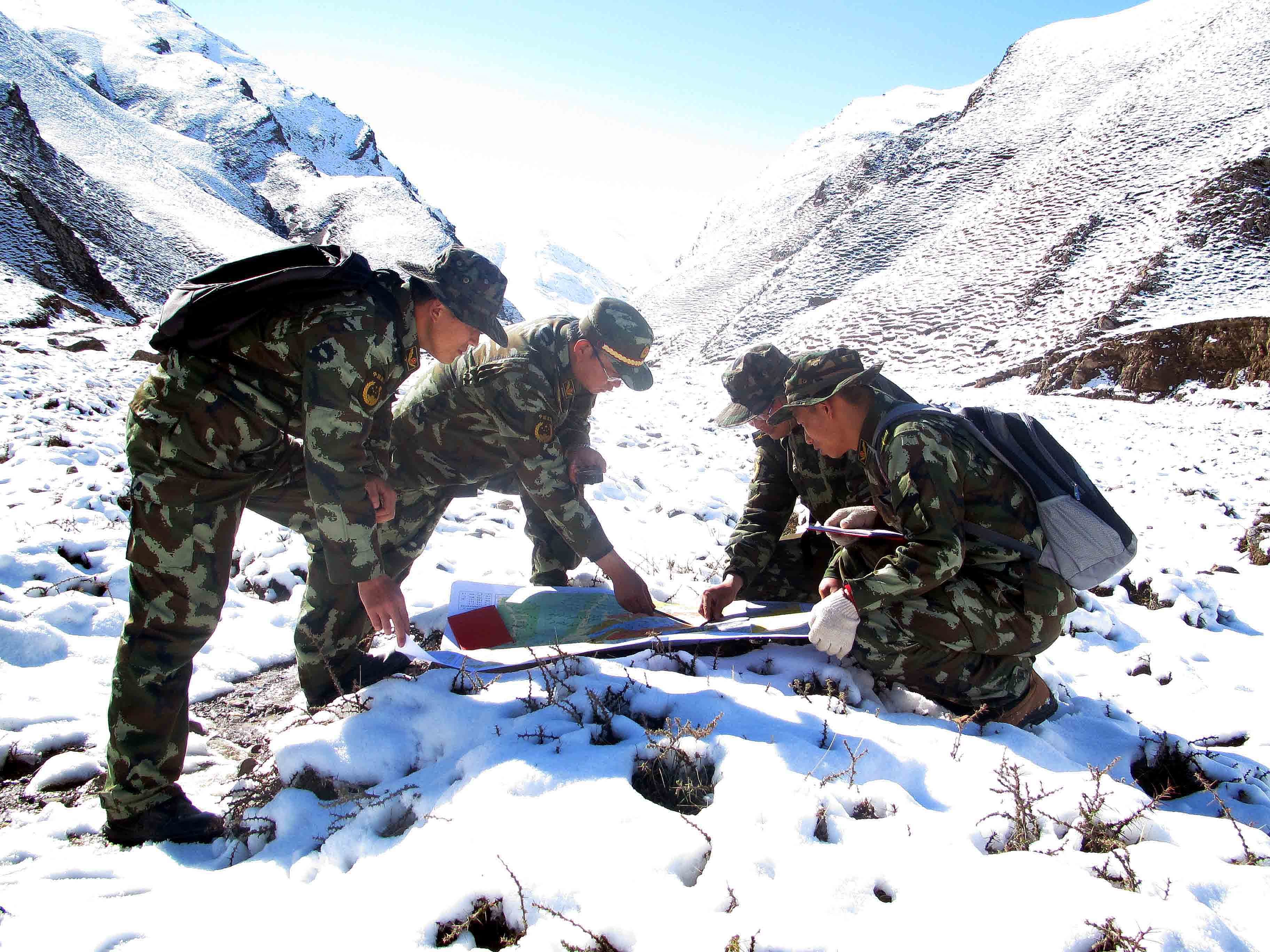 武警黄金十一支队在海拔5000米以上的雪域高原作业。闫金华摄