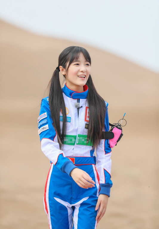 徐娇带头纱美艳可人 玩起游戏堪称技术宅