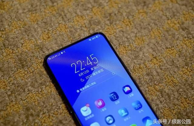无刘海配上升降式摄像头,vivo NEX 是目前最具