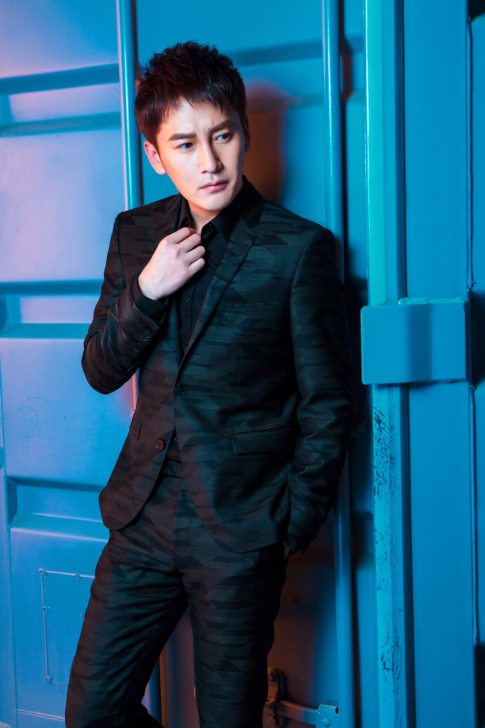 王梓权曝写真大片 西装帅气气质撩人 王梓权曝写真大片 西装帅气气质撩人