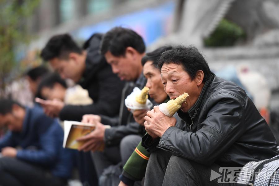 2017年1月22日，广西南宁的火车站，挤满了买票、候车的人潮。广场上搭建的临时候车室里面，南来北往的旅客在这里聚集，这里也成了各式各样的“午餐”聚会处。很多旅客拿出行李中的食物有滋有味地吃起来，候车厅中弥漫着各种食物的味道。图/视觉中国