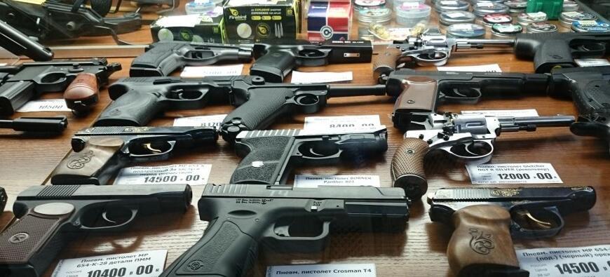 中国游客逛俄罗斯枪店:种类一应俱全