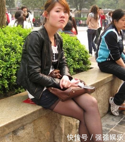 穿着牛皮上衣牛仔短裤搭配黑色丝袜的小姐姐,