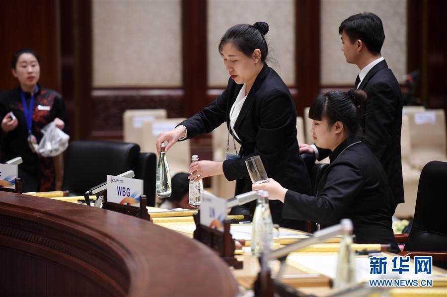 5月5日,工作人员在雁栖湖国际会议中心布置会场。