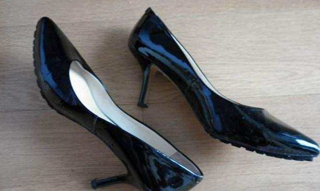 妻子扭到脚, 死活不愿去医院, 丈夫强行脱下高跟