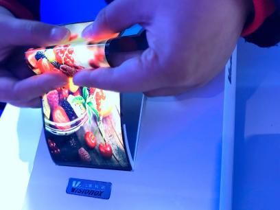 全球首款任意折叠柔性屏发布!国内柔性屏技术