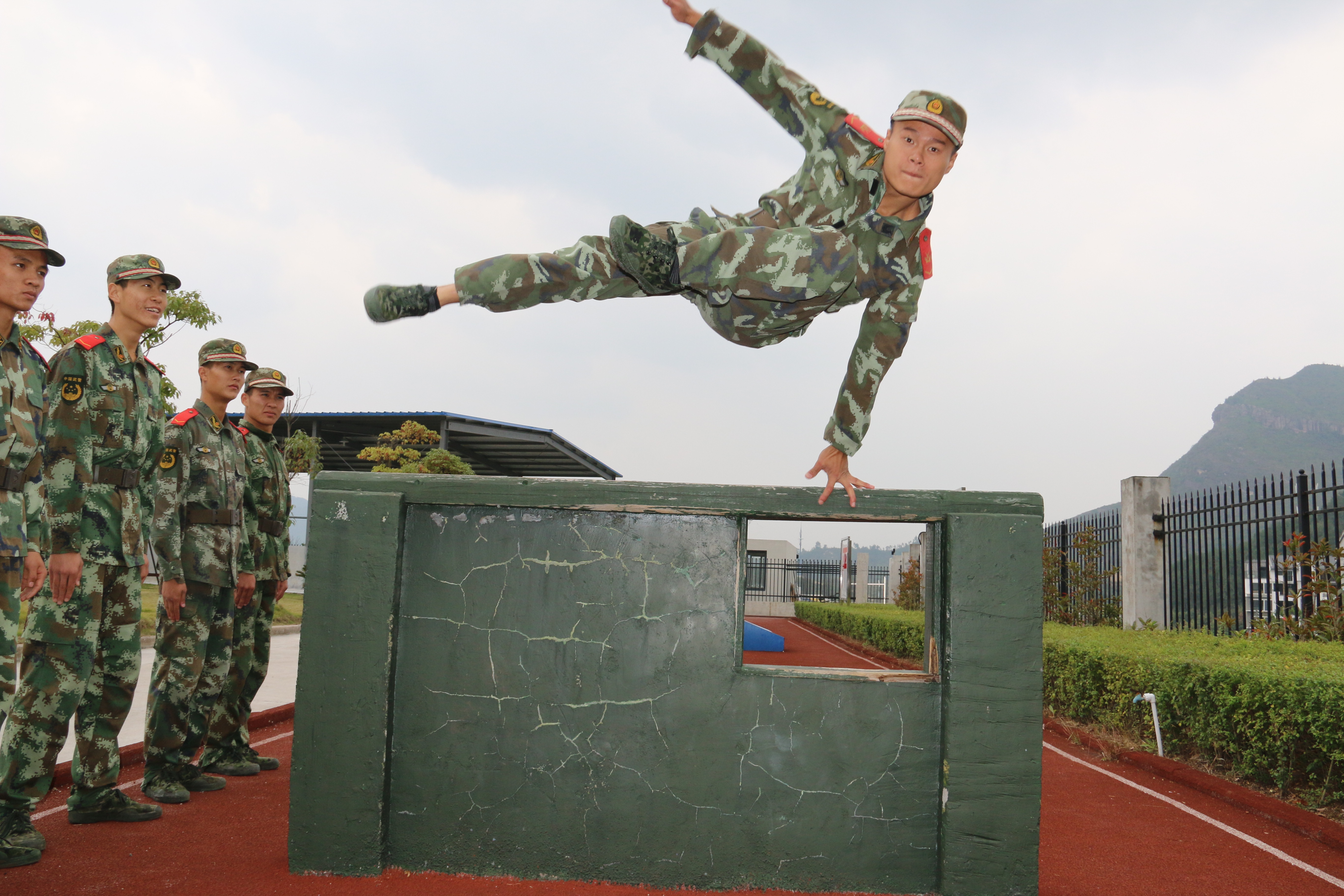 武警浙江总队官兵正在组织四百米障碍训练。